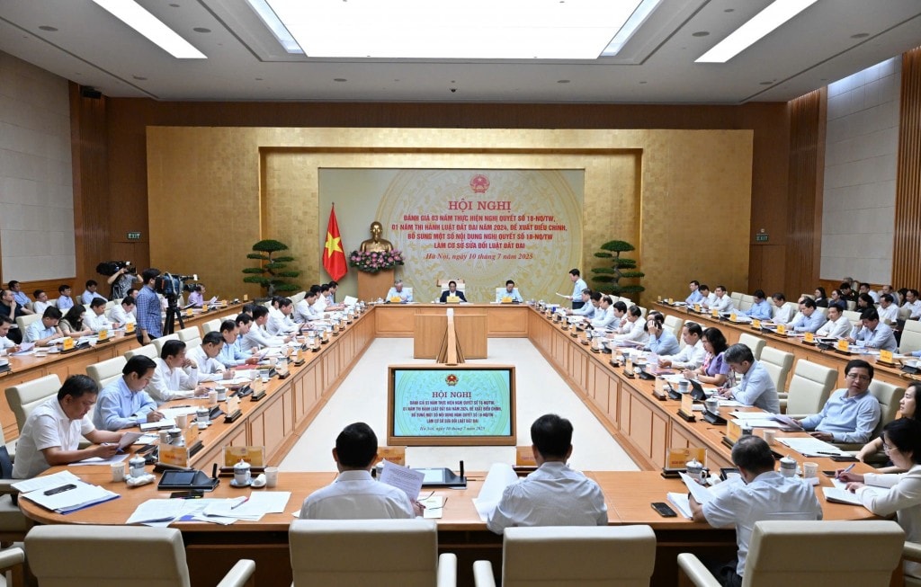 Ủy viên Bộ Chính trị, Bí thư Đảng ủy Chính phủ, Thủ tướng Phạm Minh Chính chủ trì Hội nghị đánh giá 3 năm thực hiện Nghị quyết số 18-NQ/TW và 1 năm thi hành Luật Đất đai năm 2024, đề xuất điều chỉnh, bổ sung một số nội dung Nghị quyết 18-NQ/TW làm cơ sở sửa đổi Luật Đất đai năm 2024 - Ảnh: VGP/Nhật Bắc