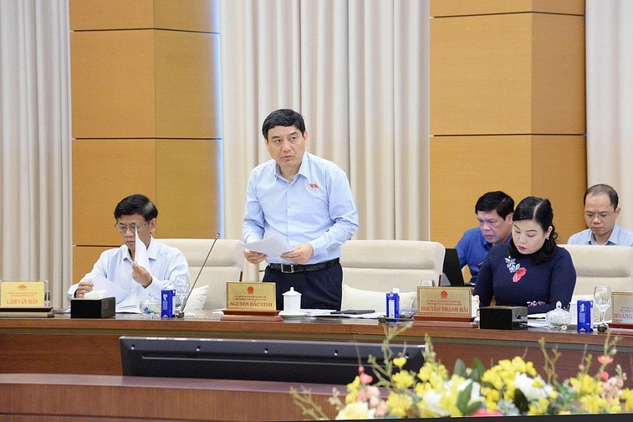 Chủ nhiệm Ủy ban Văn hóa – Xã hội của Quốc hội Nguyễn Đắc Vinh trình bày dự thảo báo cáo giám sát.