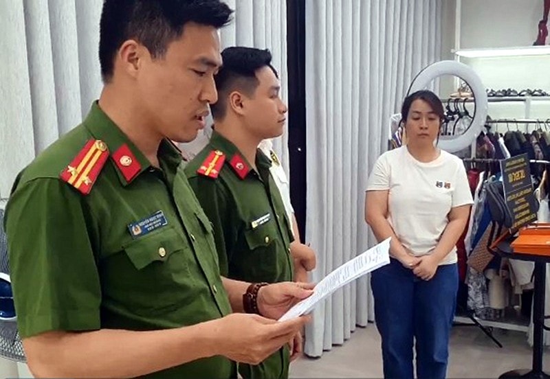Cơ quan điều tra đọc lệnh khám xét khẩn cấp nơi kinh doanh của Nguyễn Thị Thu Hường