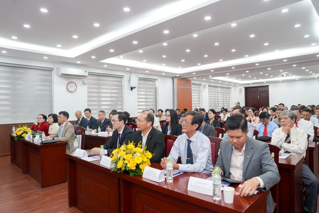  ông Từ Châu, Phó Tổng Lãnh sự nước Cộng hòa Nhân dân Trung Hoa tại TP.HCM; ông Lê Thắng Lợi, Trưởng đại diện Văn phòng Bộ Giáo dục và Đào tạo tại TP.HCM, Giám đốc Trung tâm Phát triển Giáo dục và Đào tạo phía Nam; ông Nguyễn Hữu Nam, Phó Chủ tịch Liên đoàn Thương mại và Công nghiệp Việt Nam – Chi nhánh TP.HCM (VCCI-HCM); bà Đào Thị Lê, Phó Chủ tịch kiêm Tổng Thư ký Hiệp hội Trung cấp Kinh tế Kỹ thuật và Cao đẳng Việt Nam (ATEC).