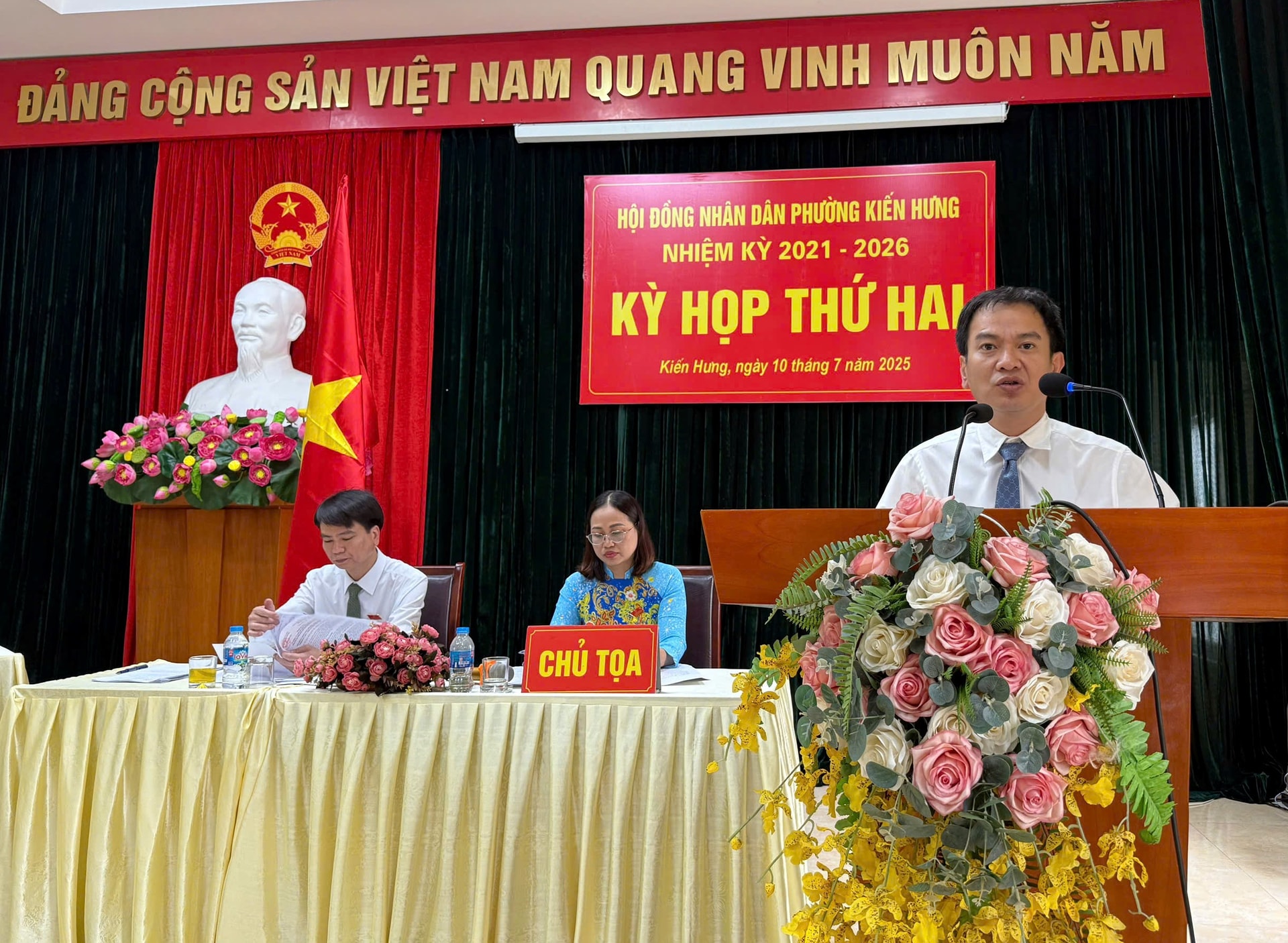 Phó Bí thư Đảng ủy, Chủ tịch UBND phường Kiến Hưng Chu Mạnh Hà phát biểu tại kỳ họp. Ảnh: PV