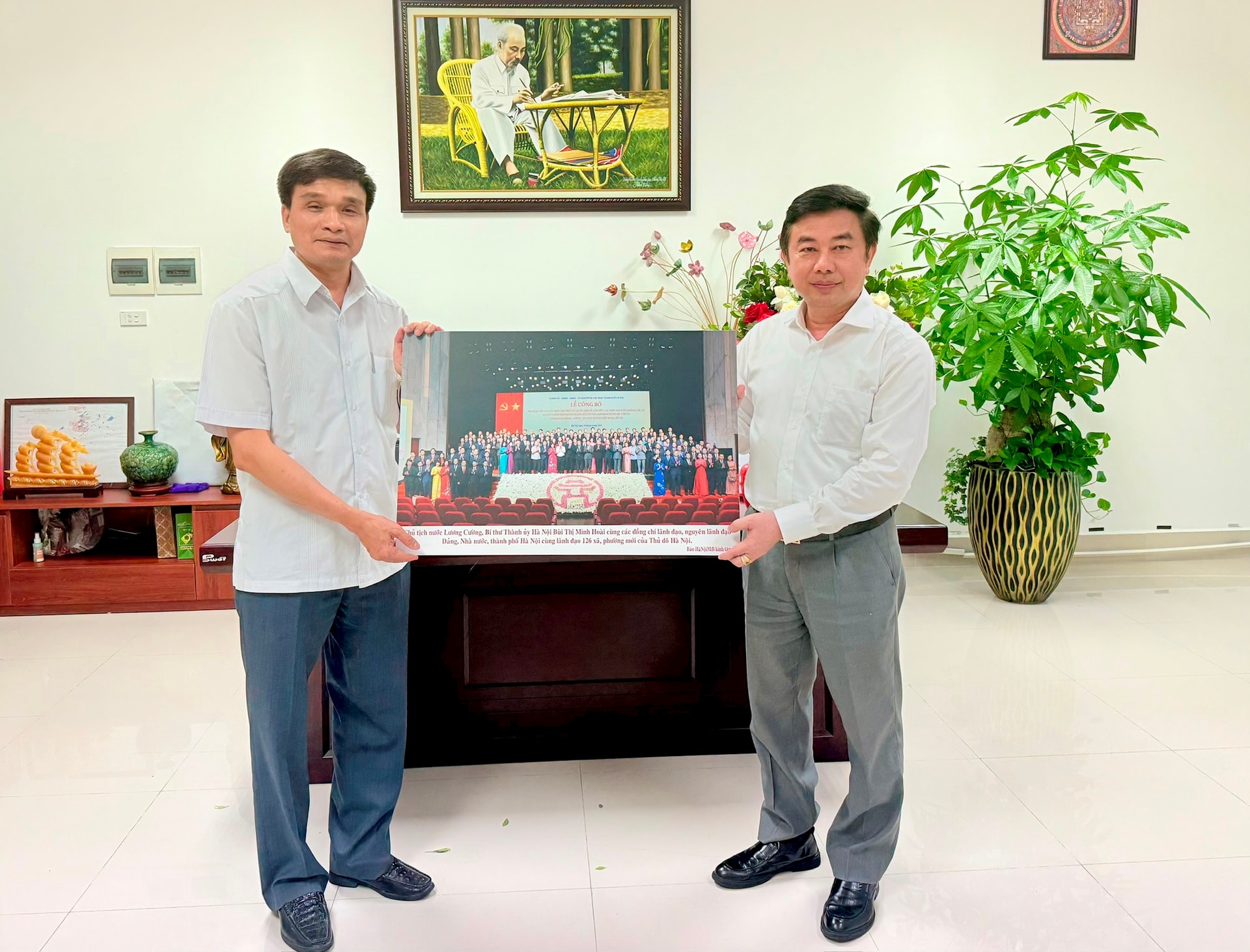 Tổng Biên tập Báo Hànộimới (bên phải) tặng ảnh đồng chí Bí thư Đảng ủy, Chủ tịch HĐND phường Hoàng Liệt Nguyễn Trường Sơn. Ảnh: MT