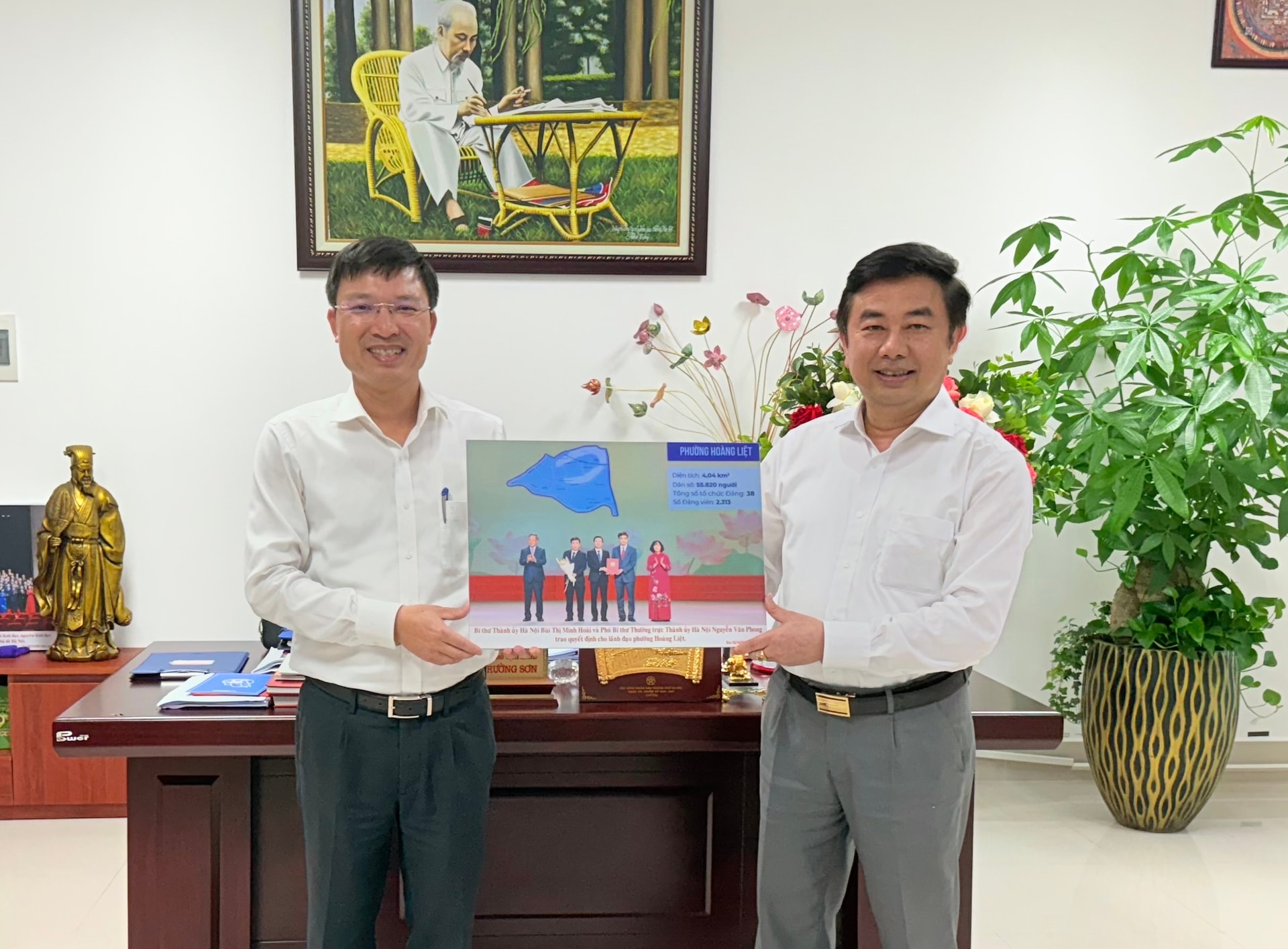 Tổng Biên tập Báo Hànộimới Nguyễn Minh Đức tặng ảnh lãnh đạo phường Hoàng Liệt. Ảnh: MT