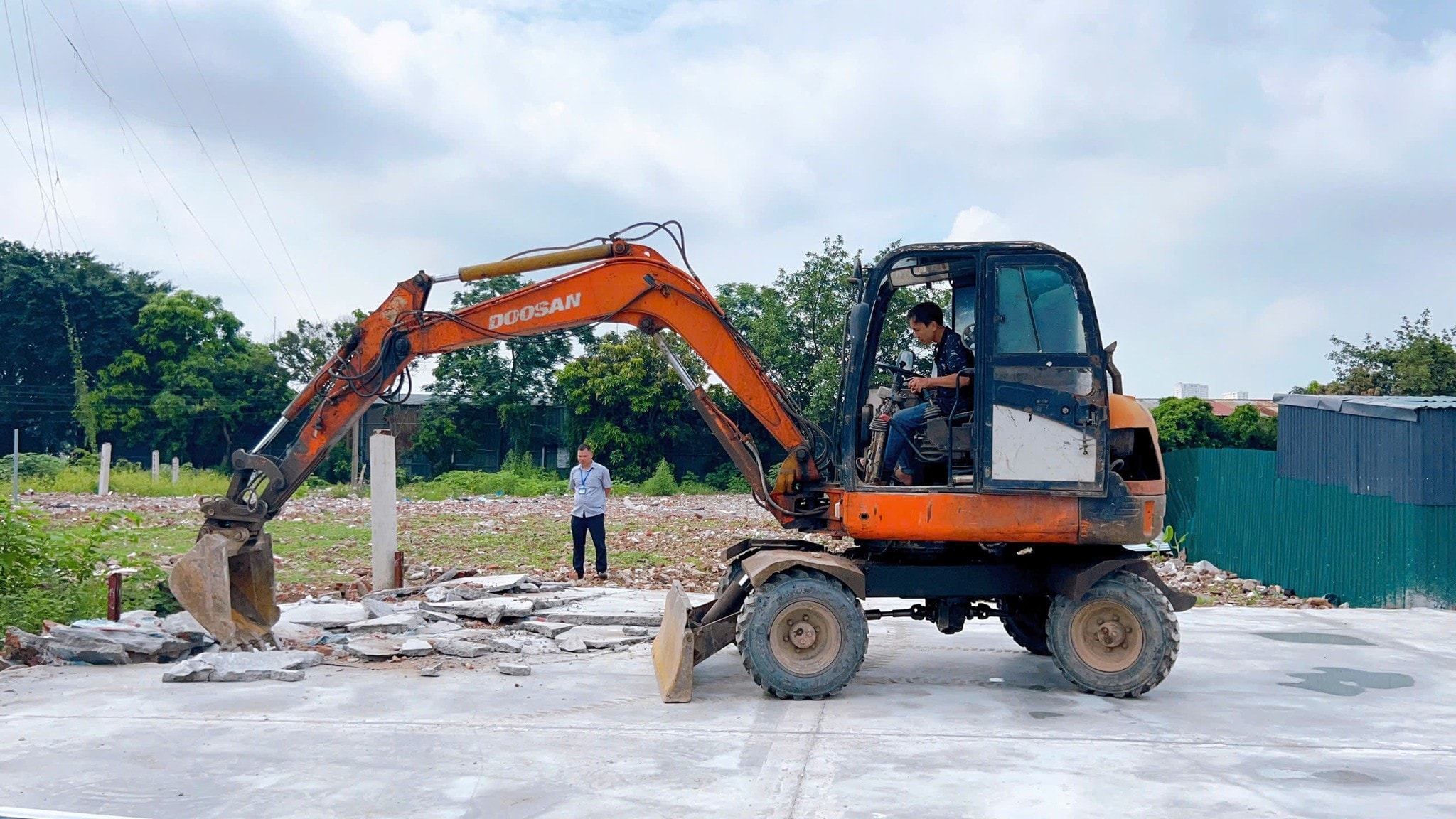 Phá rỡ công trình vi phạm đất nông nghiệp tại xã Tân Triều