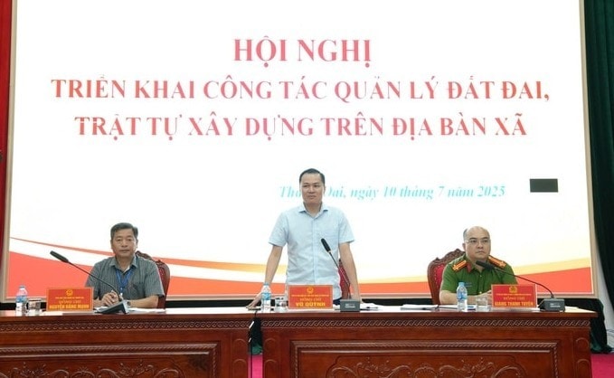 Chủ tịch UBND xã Thanh Oai Vũ Quỳnh phát biểu hội nghị.