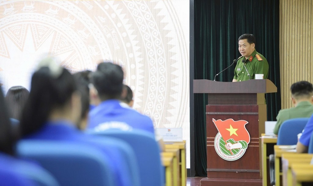 Nắm vững nguyên tắc, luôn sẵn sàng, tận tình hỗ trợ người dân