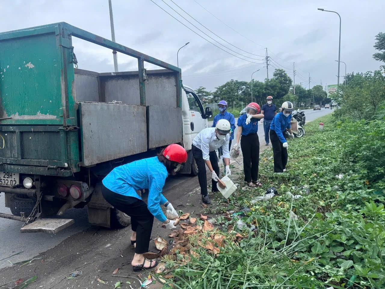 Các lực lượng ra quân tổng vệ sinh môi trường. Ảnh: Phương Huế