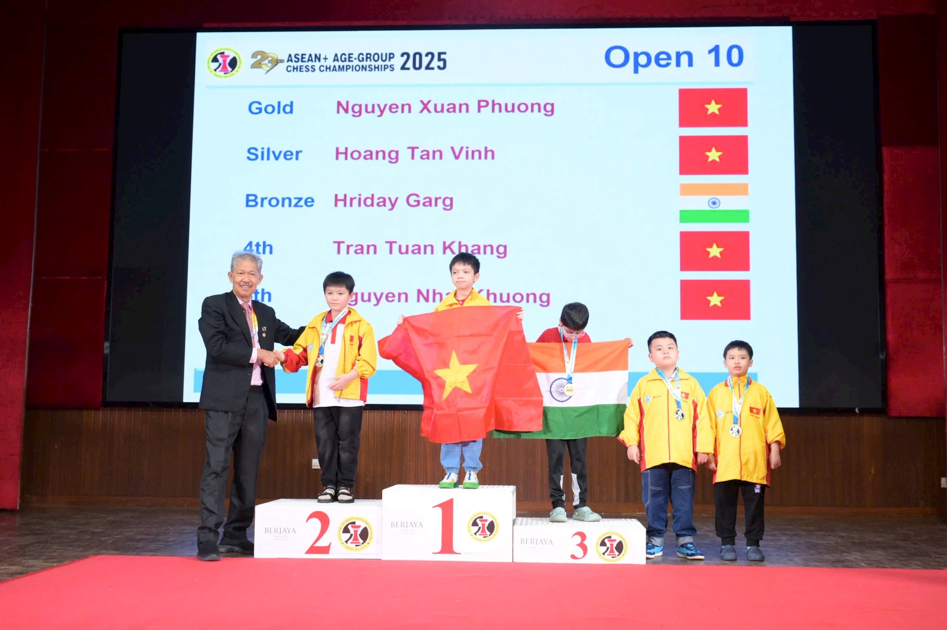 11-ky-thu-nguyen-xuan-phuong-nhan-hcv-co-tieu-chuan-1.jpg