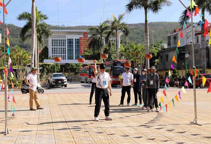 ĐC Vũ Văn Hưng, Bí thư đảng ủy, Giám đốc công ty tham gia trò chơi bịt mắt đập niêu
