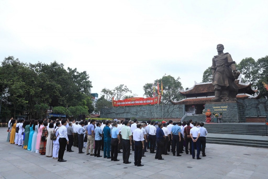 Đảng ủy, HĐND, UBND, Ủy ban Mặt trận Tổ quốc Việt Nam phường Đống Đa cùng cán bộ cơ sở dâng hương tại Tượng đài Quang Trung - Nguyễn Huệ. Đảng ủy, HĐND, UBND, Ủy ban Mặt trận Tổ quốc Việt Nam phường Đống Đa cùng cán bộ cơ sở dâng hương tại Tượng đài Quang Trung - Nguyễn Huệ.