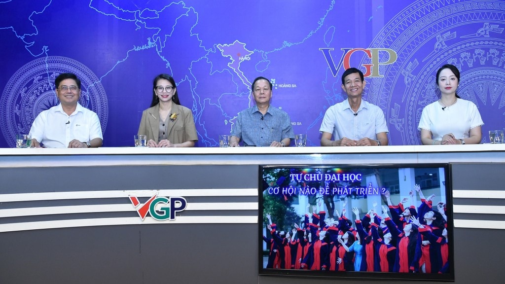 Các vị khách mời tham dự Tọa đàm (từ phải sang): MC Minh Ngọc; PGS.TS. Hoàng Đình Phi – Hiệu trưởng Trường Quản trị và Kinh doanh (HSB), Đại học Quốc gia Hà Nội; Trung tướng GS.TS. Nguyễn Xuân Yêm – Viện trưởng Viện An ninh phi truyền thống, Trường Quản trị và Kinh doanh, Đại học Quốc gia Hà Nội, nguyên Giám đốc Học viện Cảnh sát nhân dân, Bộ Công an; PGS.TS. Lưu Bích Ngọc – Chánh Văn phòng Hội đồng quốc gia Giáo dục và Phát triển nhân lực; ông Võ Quang Lâm – Phó Tổng Giám đốc Tập đoàn Điện lực Việt Nam - Ảnh: VGP/Dương Tuấn