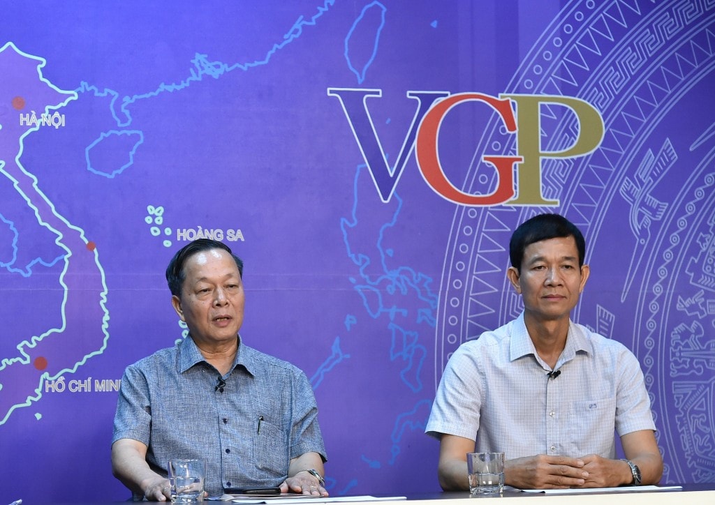 GS.TS. Nguyễn Xuân Yêm (trái) và PGS.TS. Hoàng Đình Phi chia sẻ quan điểm về kiểm định chất lượng đại học tại Tọa đàm - Ảnh: VGP/Dương Tuấn