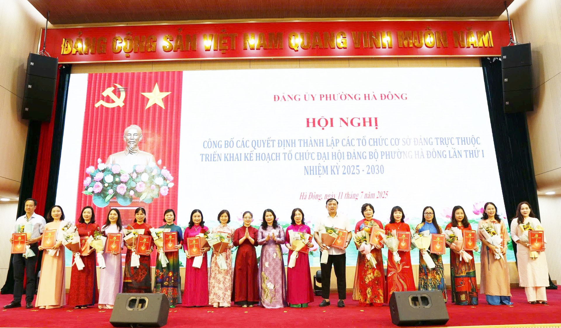 Lãnh đạo Đảng ủy phường Hà Đông trao quyết định thành lập các tổ chức cơ sở Đảng. Ảnh: PV