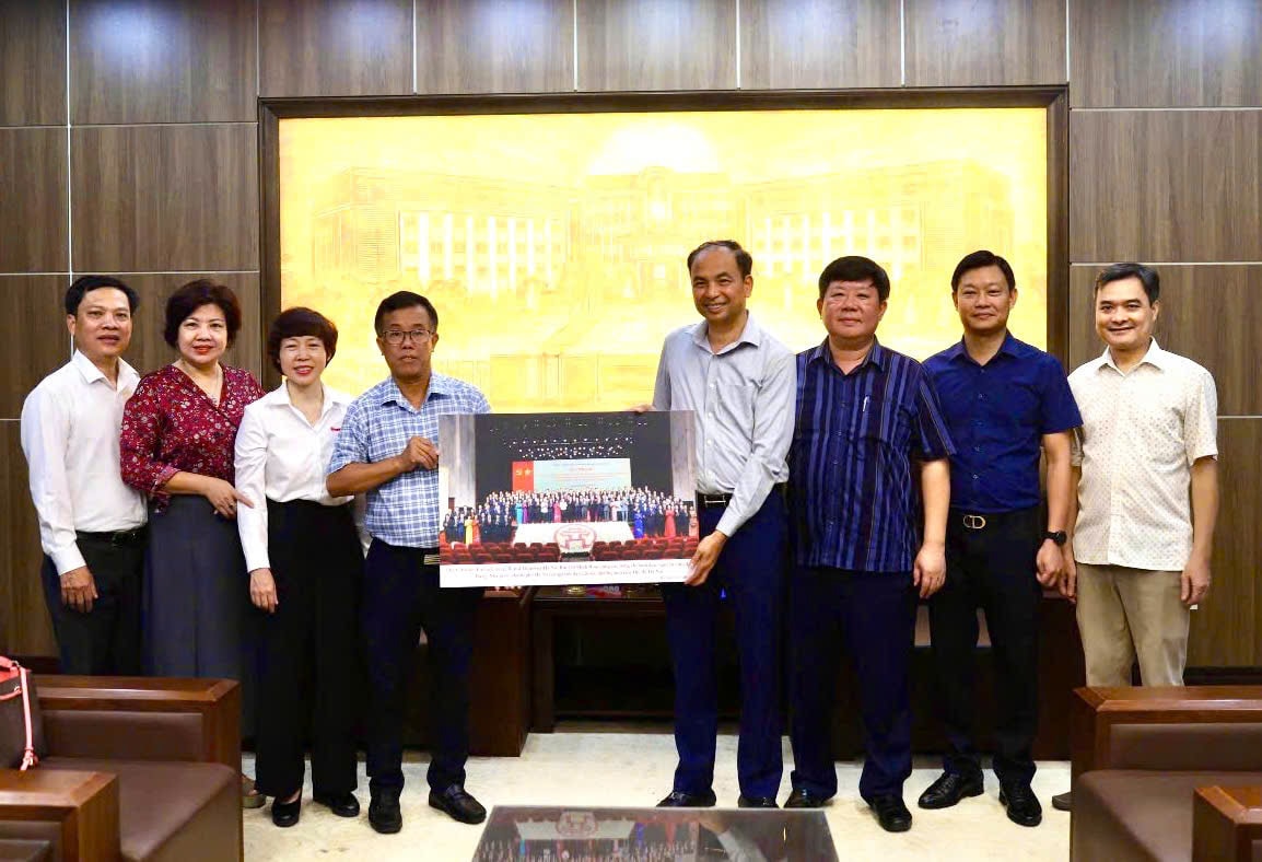 និពន្ធនាយករងនៃកាសែត Hanoi Moi លោក Lai Ba Ha បង្ហាញរូបថតអនុស្សាវរីយ៍ដល់ថ្នាក់ដឹកនាំវួដ Tay Ho។ រូបថត៖ Nguyen Anh