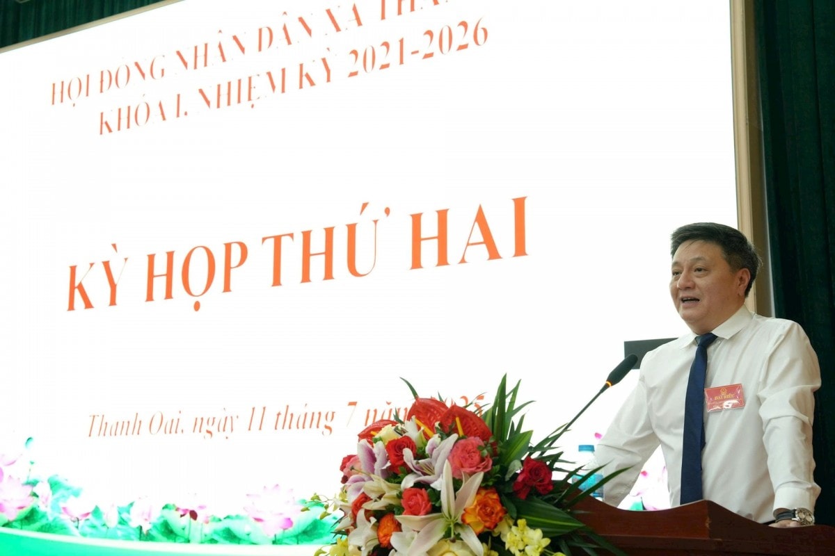 Bí thư Đảng uỷ, Chủ tịch HĐND xã Thanh Oai Bùi Hoàng Phan phát biểu tại kỳ họp. 