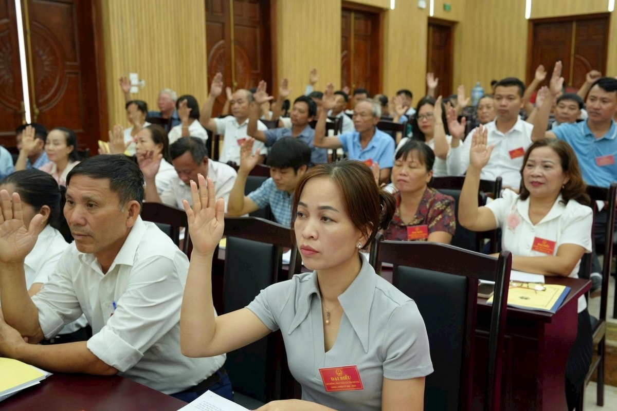 Các đại biểu biểu quyết thông qua nhiều nghị quyết quan trọng.