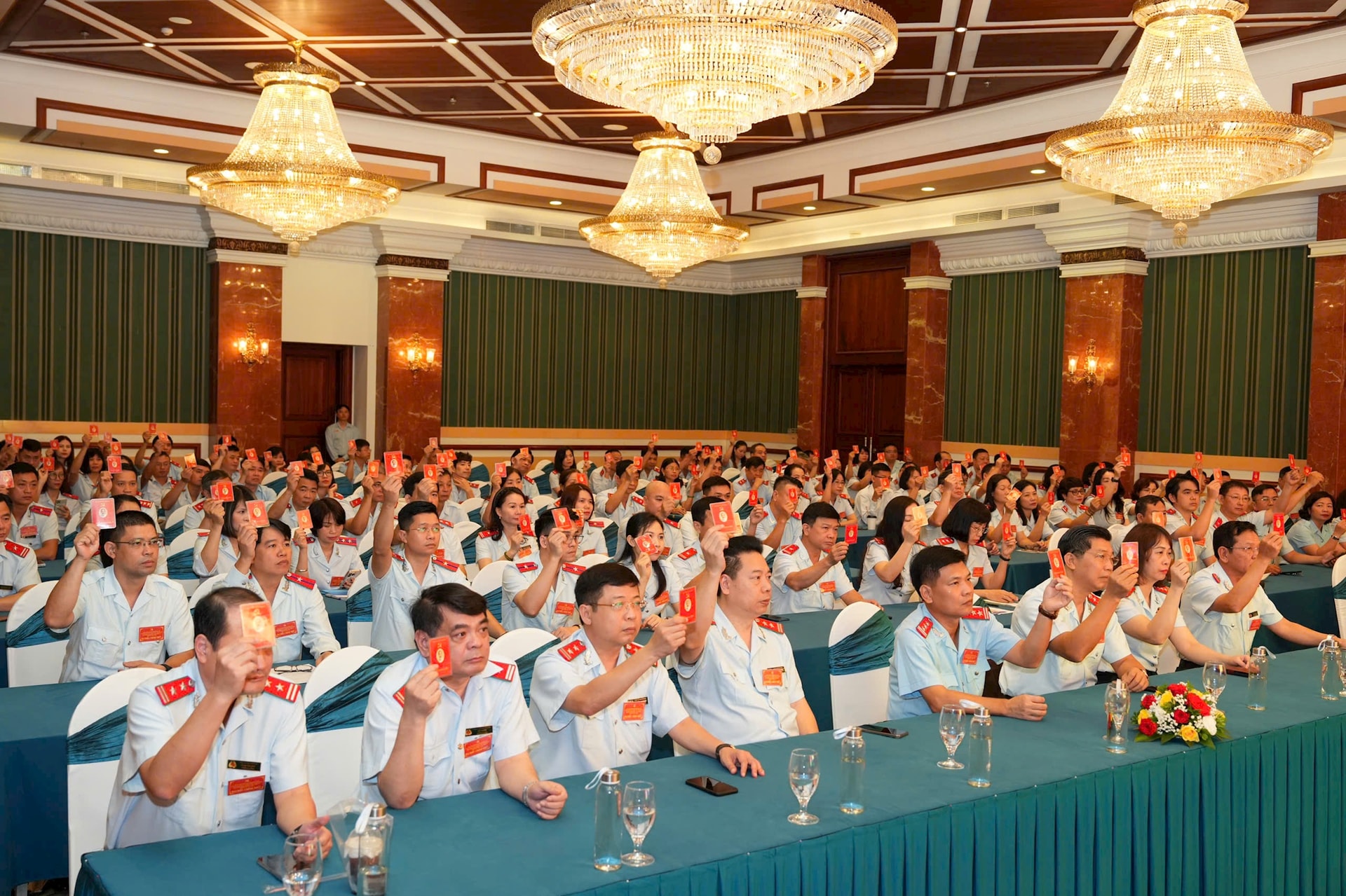 Các Vì thế, đại hội lần này thực hiện 2 nhiệm vụ quan trọng. Một là tổng kết thực hiện nghị quyết đại hội đảng bộ nhiệm kỳ 2020-2025 và xác định phương hướng, mục tiêu, nhiệm vụ, giải pháp của nhiệm kỳ 2025-2030. Hai là thảo luận, đóng góp ý kiến vào dự thảo các văn kiện Đại hội XIV và văn kiện đại hội Đảng bộ cấp trên.