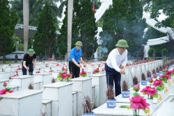 Tưởng nhớ các Anh hùng liệt sĩ tại nghĩa trang Vị Xuyên