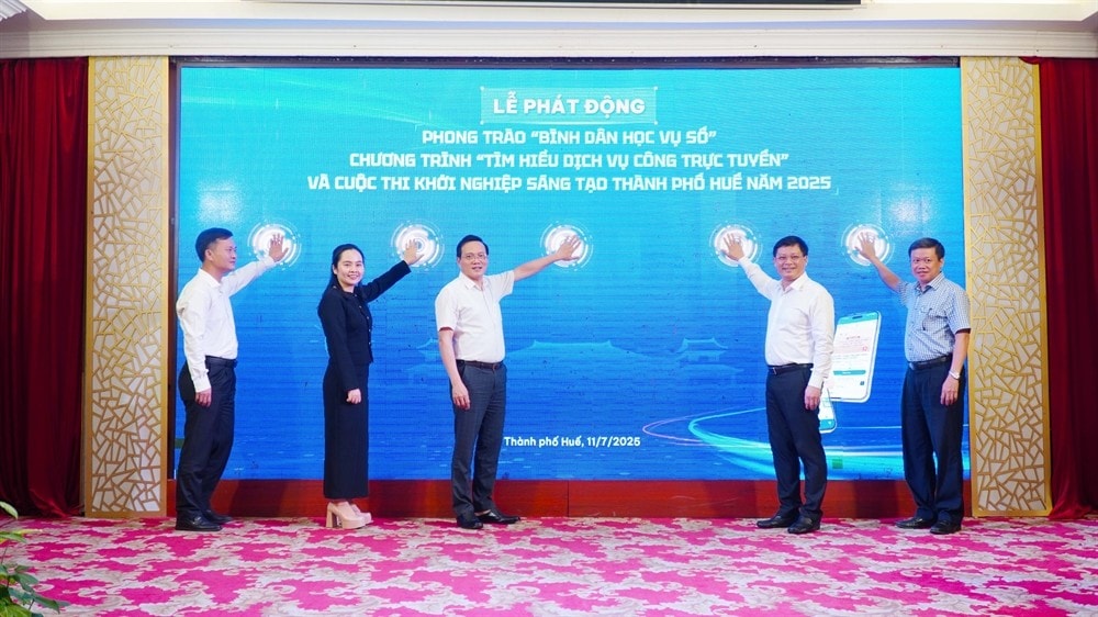 Đại biểu thực hiện  nghi thức phát động phong trào “Bình dân học vụ số”, Chương trình tìm hiểu dịch vụ công trực tuyến và Cuộc thi Khởi nghiệp sáng tạo thành phố Huế năm 2025