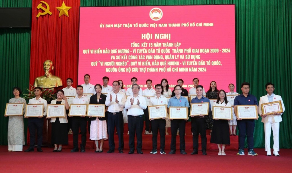 Lãnh đạo MTTQ TPHCM tặng bằng khen cho các y bác sĩ tham gia chuyến công tác khám bệnh cho quân và dân Trường Sa.