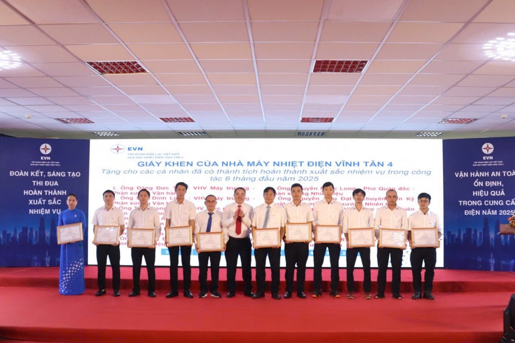 Các tập thể, cá nhân có thành tích xuất sắc được biểu dương khen thưởng (Ảnh: Văn Trung)