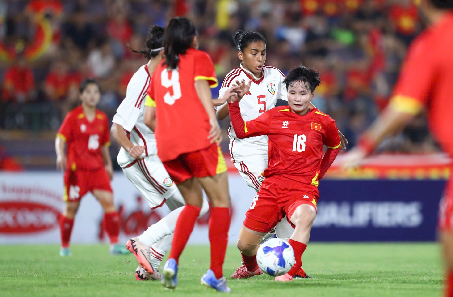 mot-pha-bong-trong-tran-doi-tuyen-nu-viet-nam-ao-do-gap-doi-tuyen-nu-cac-tieu-vuong-quoc-a-rap-thong-nhat-tai-vong-loai-asian-cup-2026..jpeg
