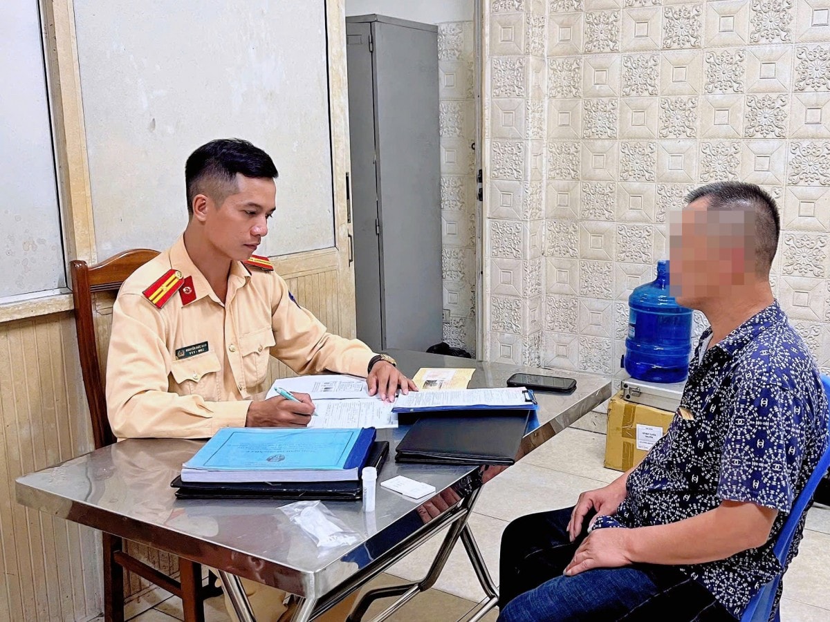 Xử phạt tài xế xe tải trèo qua dải phân cách trên đường Lê Đức Thọ