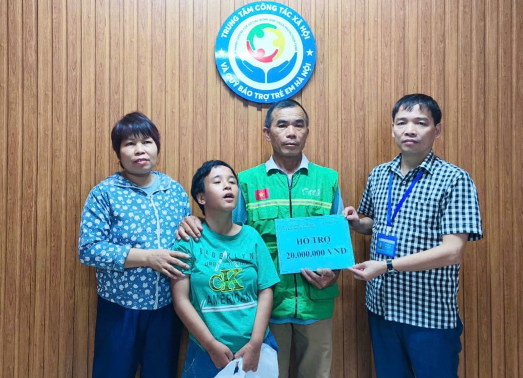 lanh-dao-trung-tam-cong-tac-xa-hoi-va-quy-bao-tro-tre-em-ha-noi-trao-ho-tro-cho-gia-dinh-co-tre-em-thuoc-dien-hoan-canh-kho-khan-hoan-canh-dac-biet-tren-dia-ban-thanh-pho.-anh-hong-diep.jpg