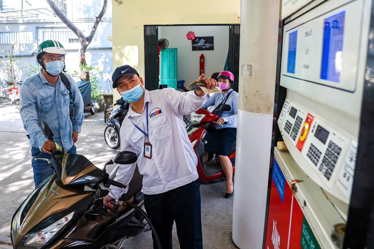 nguoi-dan-mua-xang-tai-cua-hang-tren-pho-thuy-khue-phuong-tay-ho-.-anh-nguyen-quang.jpg