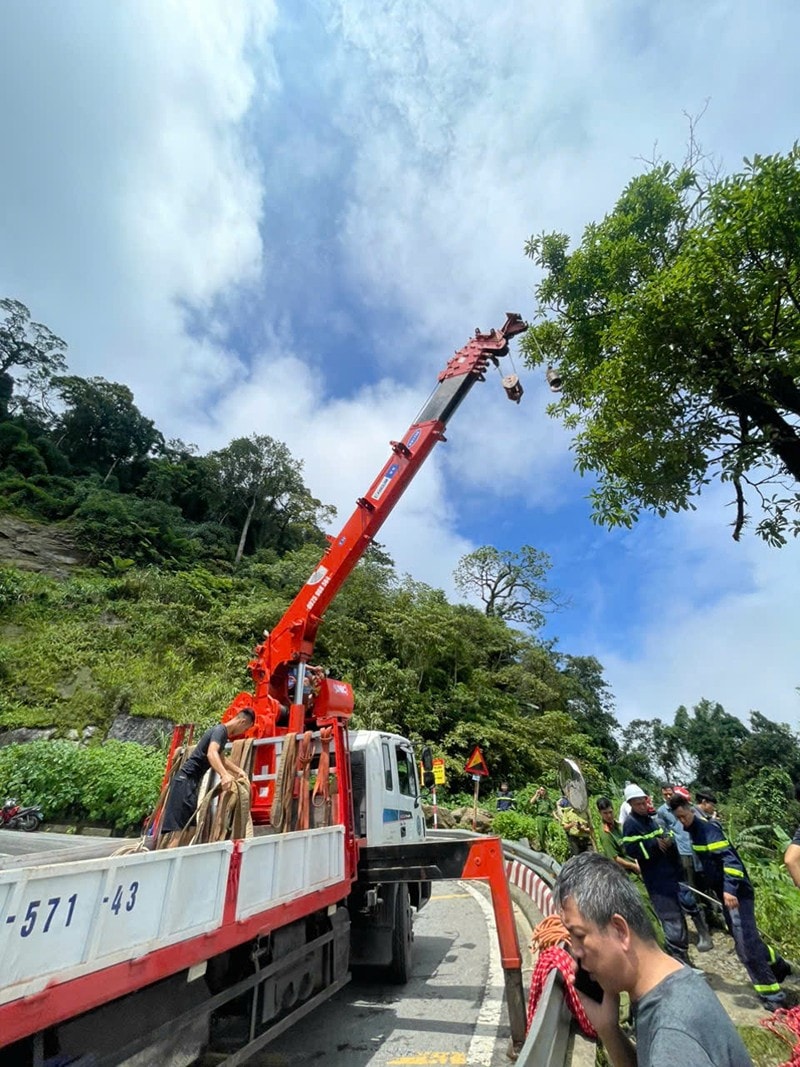 Lực lượng Cảnh sát PCCC và CNCH huy động xe cẩu, triển khai phương tiện cứu nạn