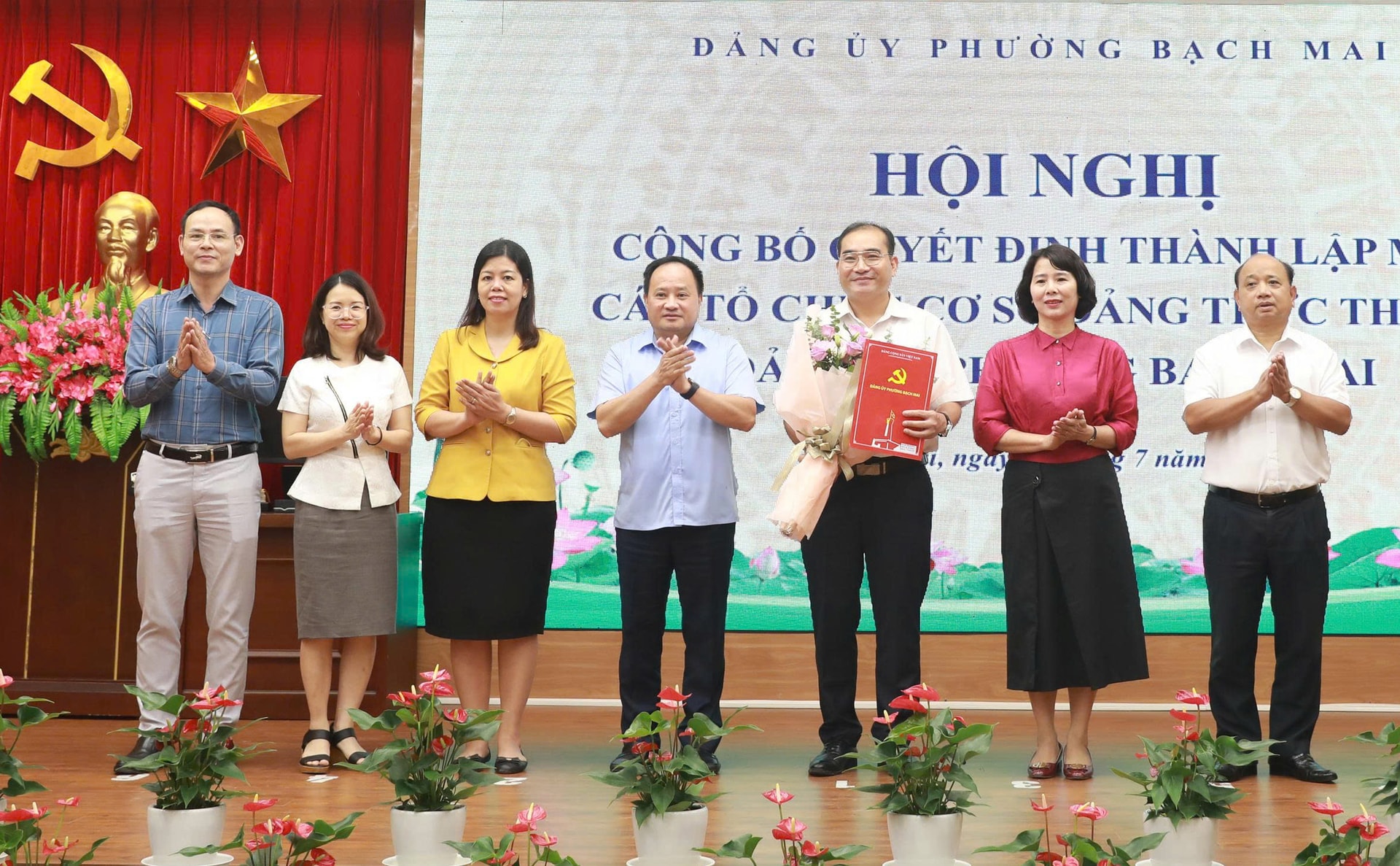 dang-bo-phuong-bach-mai-trao-quyet-dinh-thanh-lap-to-chuc-dang-truc-thuoc-sau-sap-xep-don-vi-hanh-chinh.-anh-dinh-hiep.jpg