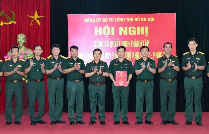 thieu-tuong-nguyen-khac-nhan-pho-chinh-uy-bo-tu-lenh-thu-do-ha-noi-trao-quyet-dinh-thanh-lap-dang-bo-ban-chi-huy-phong-thu-khu-vuc-2-phuc-tho..jpg
