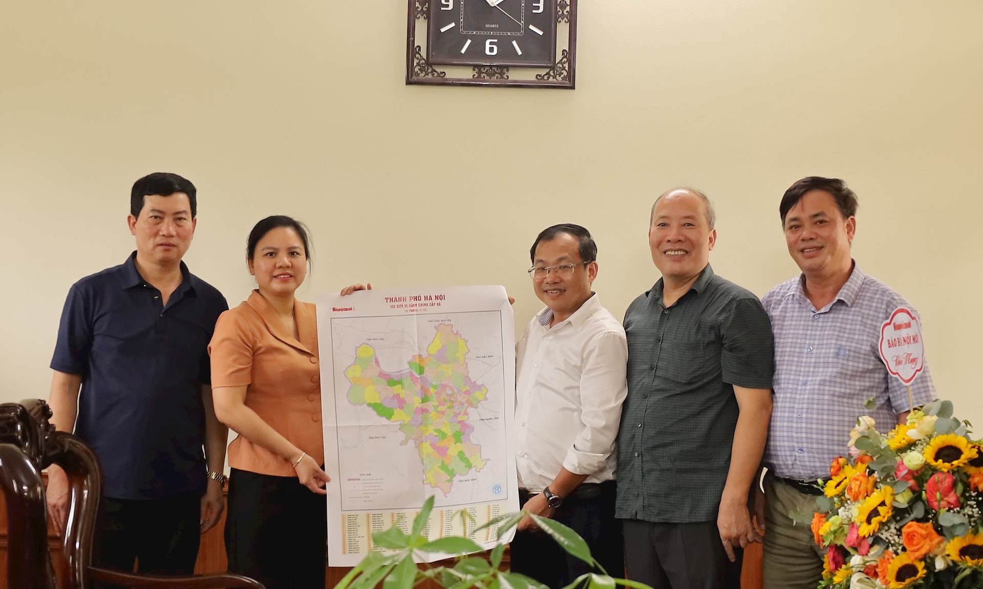 Đoàn công tác Báo Hànộimới do Phó Tổng Biên tập Lương Chí Công làm Trưởng đoàn tặng hoa chúc mừng đại diện lãnh đạo Đảng ủy, HĐND, UBND, MTTQ Việt Nam xã Hương Sơn. Ảnh: Kim Nhuệ