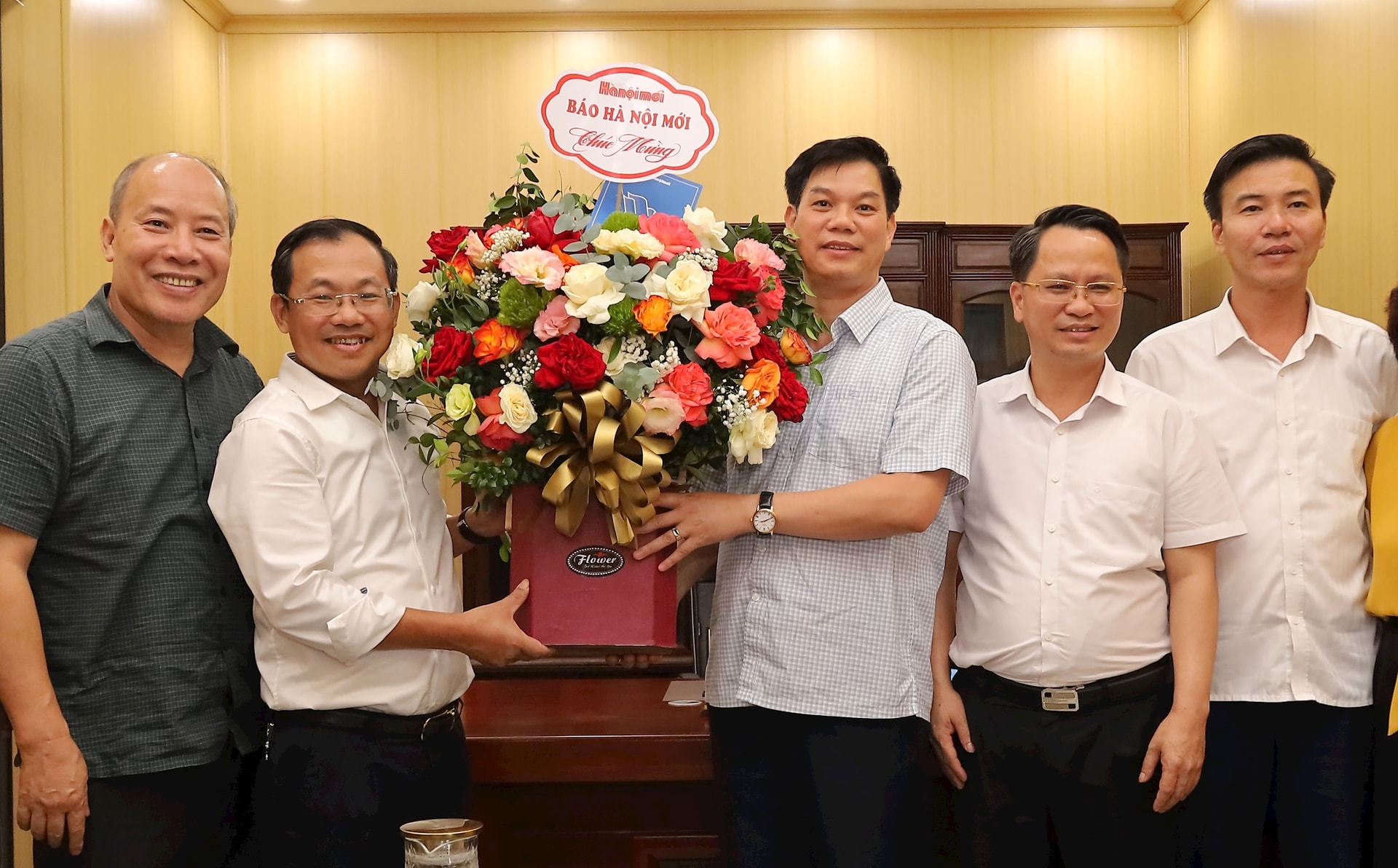 Đoàn công tác Báo Hànộimới do Phó Tổng Biên tập Lương Chí Công làm Trưởng đoàn tặng hoa chúc mừng đại diện lãnh đạo Đảng ủy, HĐND, UBND, MTTQ Việt Nam xã Quảng Bị. Ảnh: Kim Nhuệ