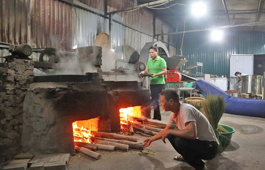 Sản xuất cốm tại làng nghề truyền thống Mễ Trì (phường Từ Liêm).