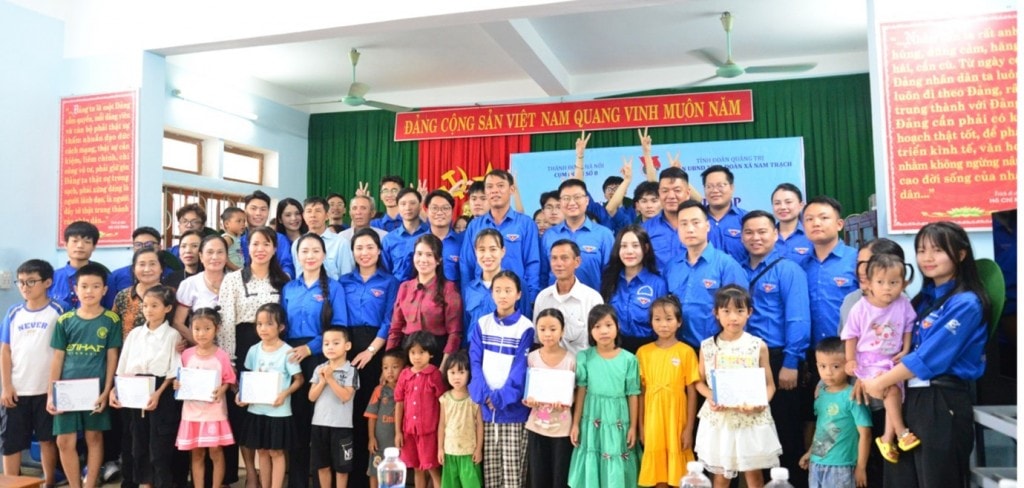 Đoàn viên, thanh niên Thủ đô cùng các em học sinh, thiếu nhi Quảng Trị Đoàn viên, thanh niên Thủ đô cùng các em học sinh, thiếu nhi Quảng Trị