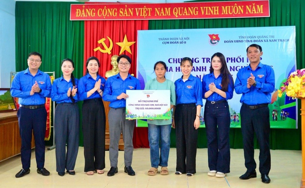 Trao tặng 40 triệu đồng vào công trình xóa nhà tạm, nhà dột nát cho gia đình chị Hồ Thị Thanh, trú tại bản Khe Ngát, xã Hưng Trạch Trao tặng 40 triệu đồng vào công trình xóa nhà tạm, nhà dột nát cho gia đình chị Hồ Thị Thanh, trú tại bản Khe Ngát, xã Hưng Trạch