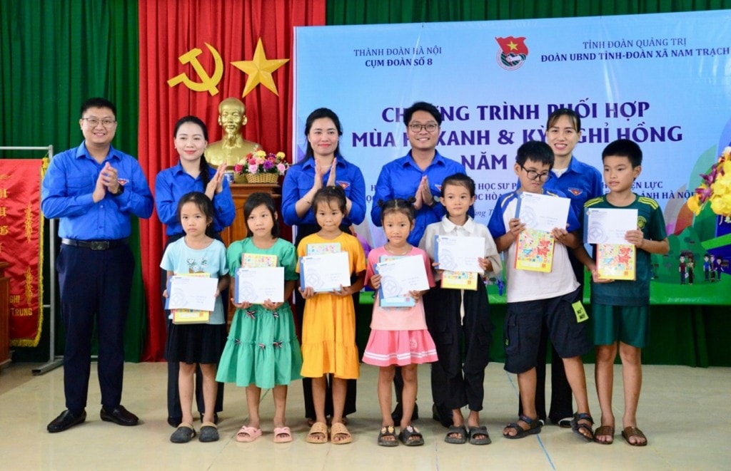 Trao tặng 20 phần quà với tổng giá trị hơn 12 triệu đồng cho các em nhỏ có hoàn cảnh khó khăn Trao tặng 20 phần quà với tổng giá trị hơn 12 triệu đồng cho các em nhỏ có hoàn cảnh khó khăn
