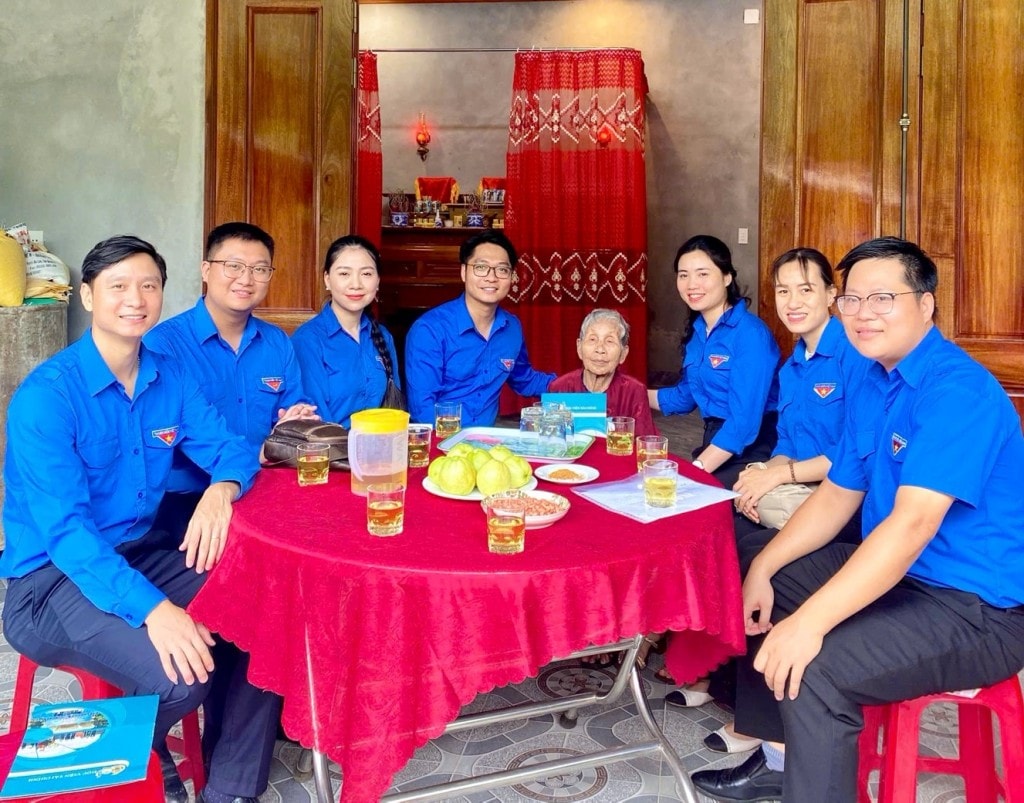 Mẹ Việt Nam Anh hùng Đỗ Thị Điểm năm nay đã 105 tuổi, đi lại ăn uống khỏe mạnh dù hơi bị lãng tai. Mẹ có hai người con là liệt sĩ. Mẹ Việt Nam Anh hùng Đỗ Thị Điểm năm nay đã 105 tuổi, đi lại ăn uống khỏe mạnh dù hơi bị lãng tai. Mẹ có hai người con là liệt sĩ.