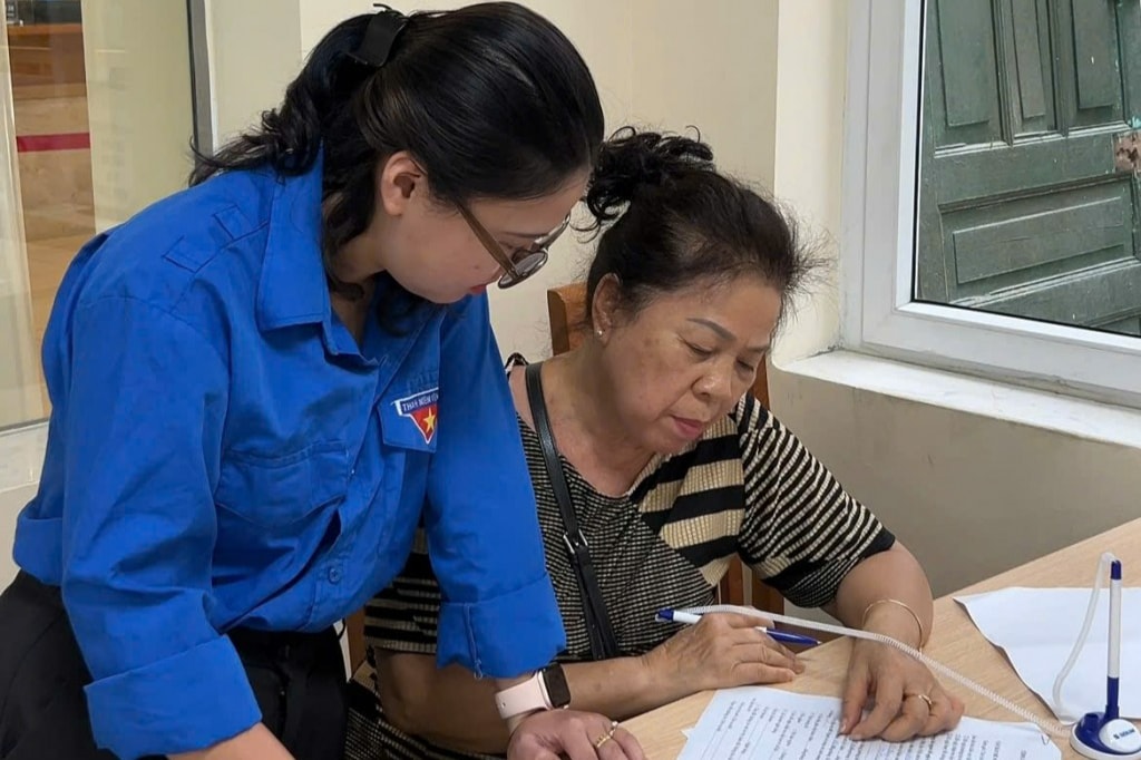 Thanh niên tình nguyện phường Hoàn Kiếm hỗ trợ người dân làm thủ tục hành chính