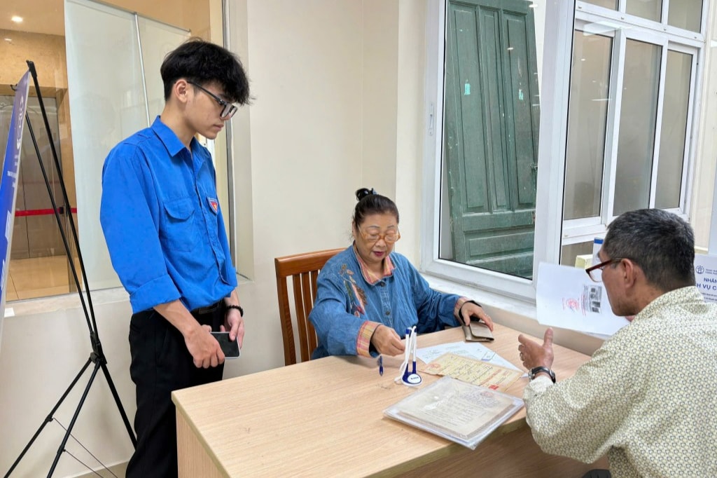 Với sự hỗ trợ của các bạn trẻ người dân thực hiện thủ tục hành chính nhanh, gọn hơn