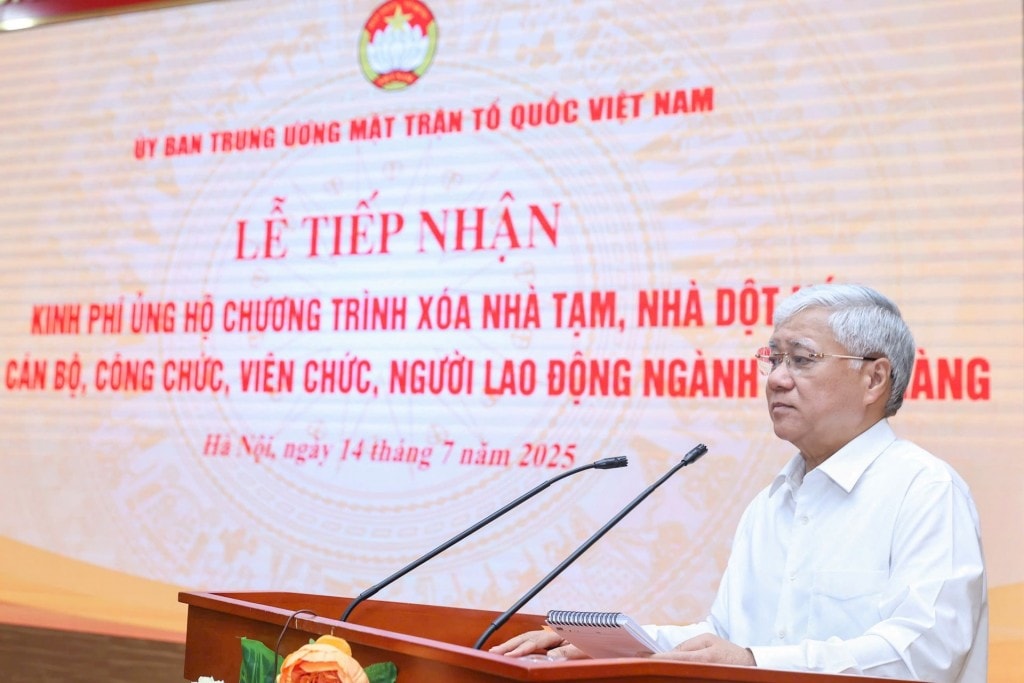 Chủ tịch Ủy ban Trung ương MTTQ Việt Nam Đỗ Văn Chiến phát biểu tại Lễ tiếp nhận kinh phí ủng hộ chương trình xóa nhà tạm, nhà dột nát từ ngành Ngân hàng -