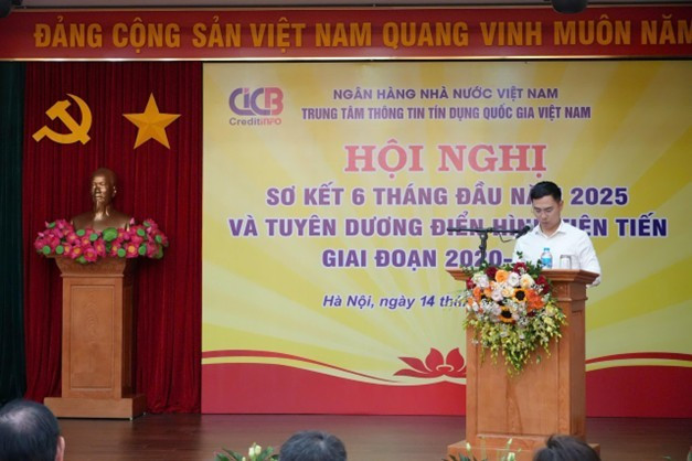 Quyền Tổng Giám đốc CIC Trần Trung Dũng trình bày báo cáo sơ kết 6 tháng đầu năm