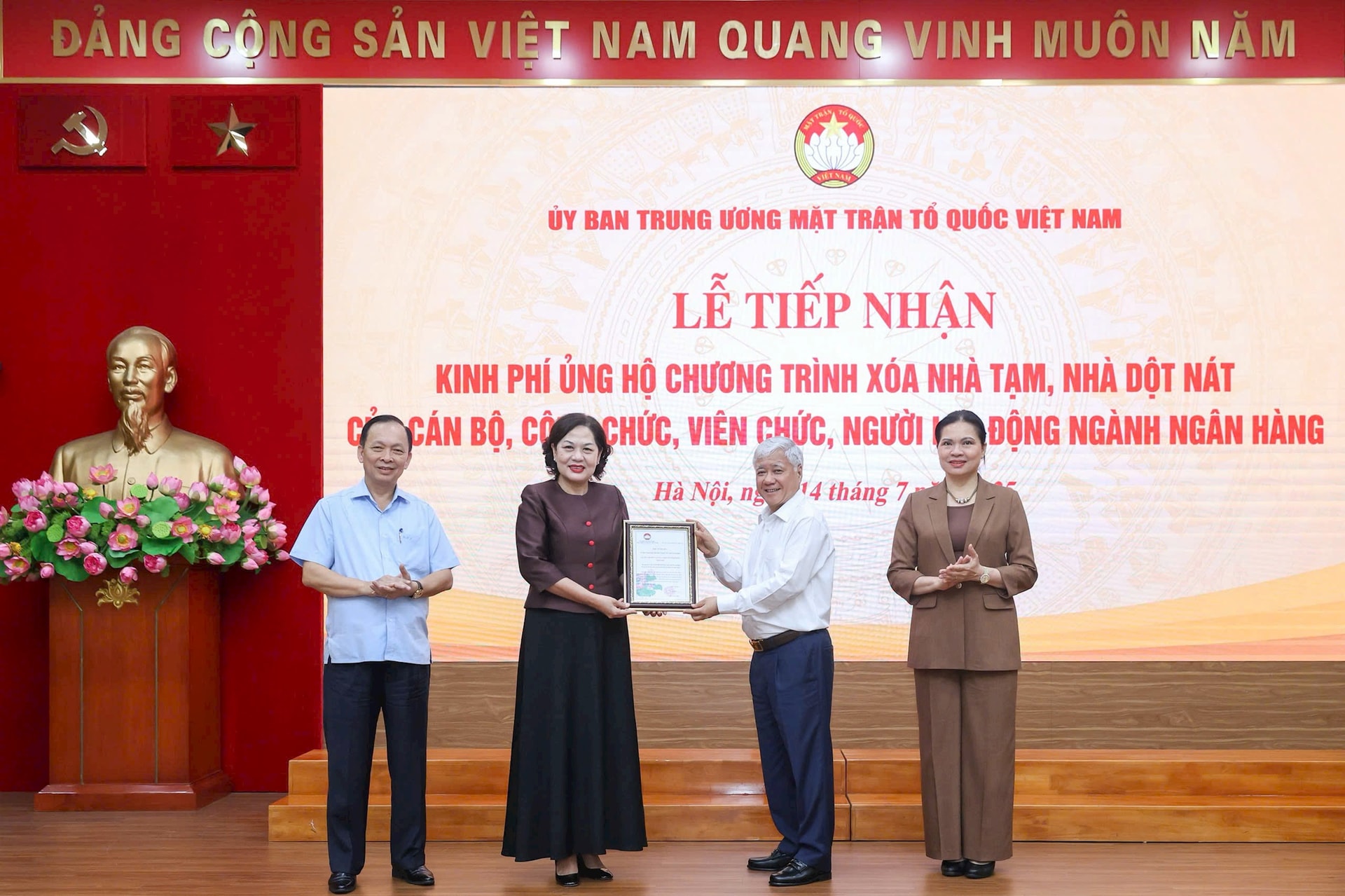 Đại diện lãnh đạo Ủy ban Trung ương MTTQ Việt Nam trao thư cảm ơn đến đại diện ngành Ngân hàng. Ảnh:
