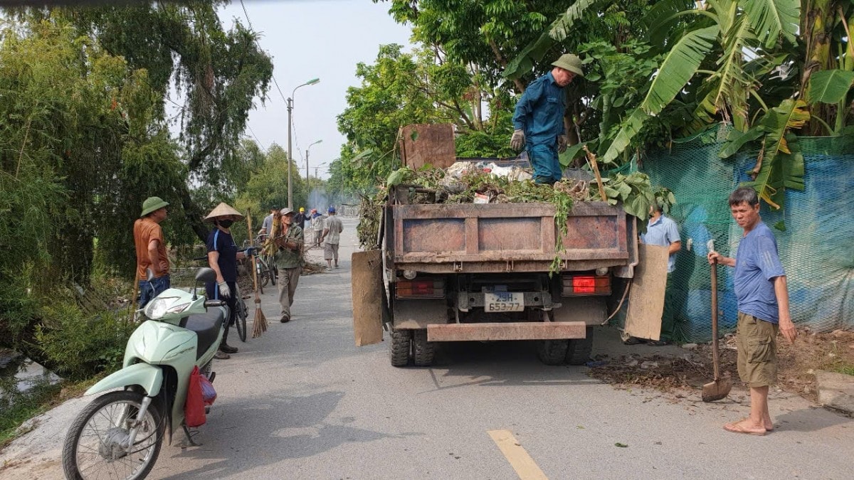Các tầng lớp nhân dân phường Lĩnh Nam tích cực hưởng ứng phong trào thi đua “Lĩnh Nam vì môi trường sáng – xanh – sạch – đẹp”. 