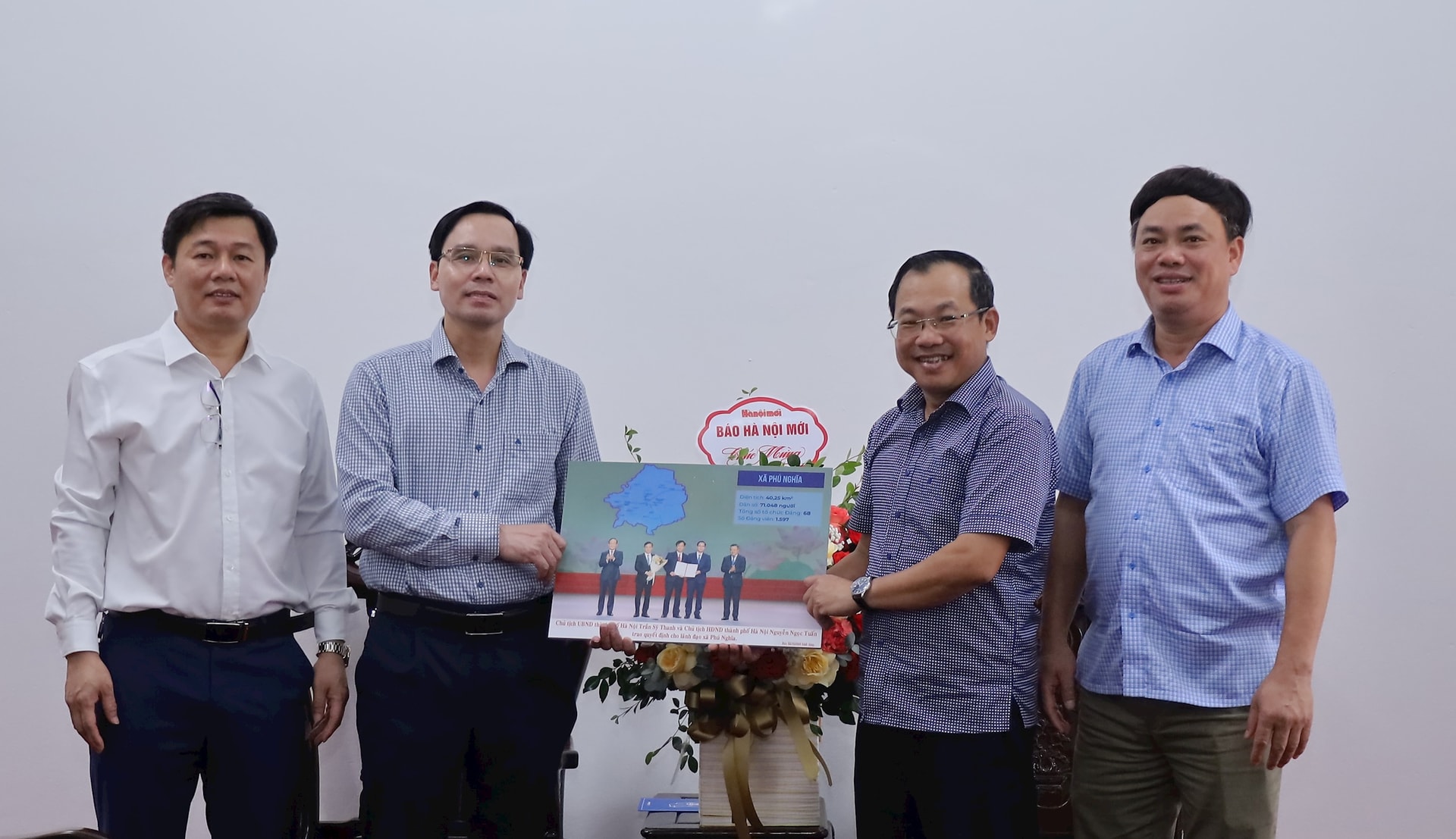 Đoàn công tác Báo Hànộimới tặng đại diện lãnh đạo Phú Nghĩa kỷ vật lưu niệm thời khắc nhận quyết định thành lập xã mới. Ảnh: Kim Nhuệ