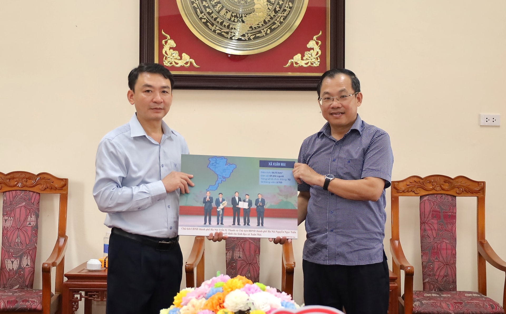 Đoàn công tác Báo Hànộimới tặng đại diện lãnh đạo Xuân Mai kỷ vật lưu niệm thời khắc nhận quyết định thành lập xã mới. Ảnh: Kim Nhuệ