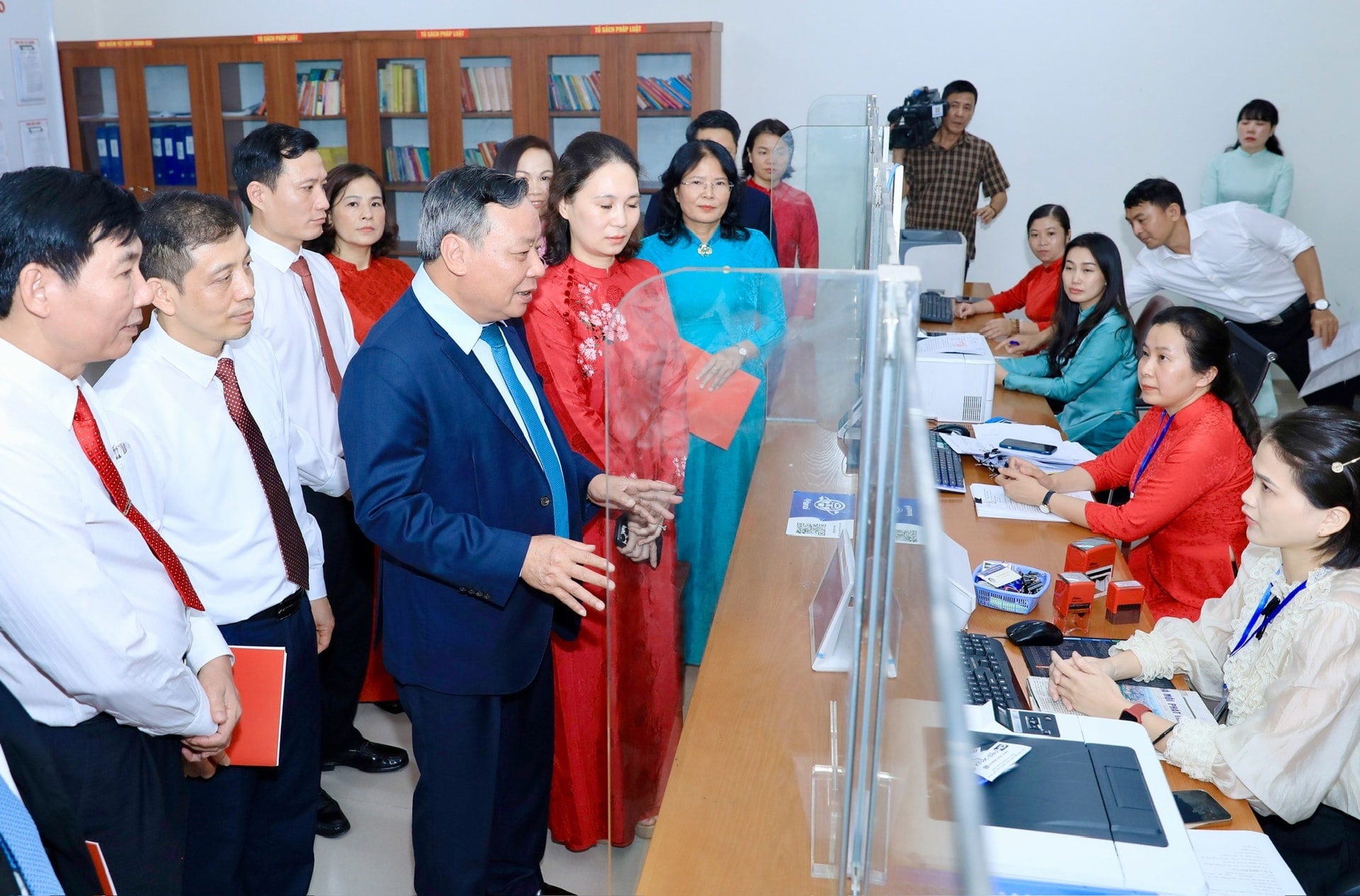 Phó Bí thư Thường trực Thành ủy Hà Nội Nguyễn Văn Phong kiểm tra công tác vận hành chính quyền tại phường Dương Nội. Ảnh: Quang Thái