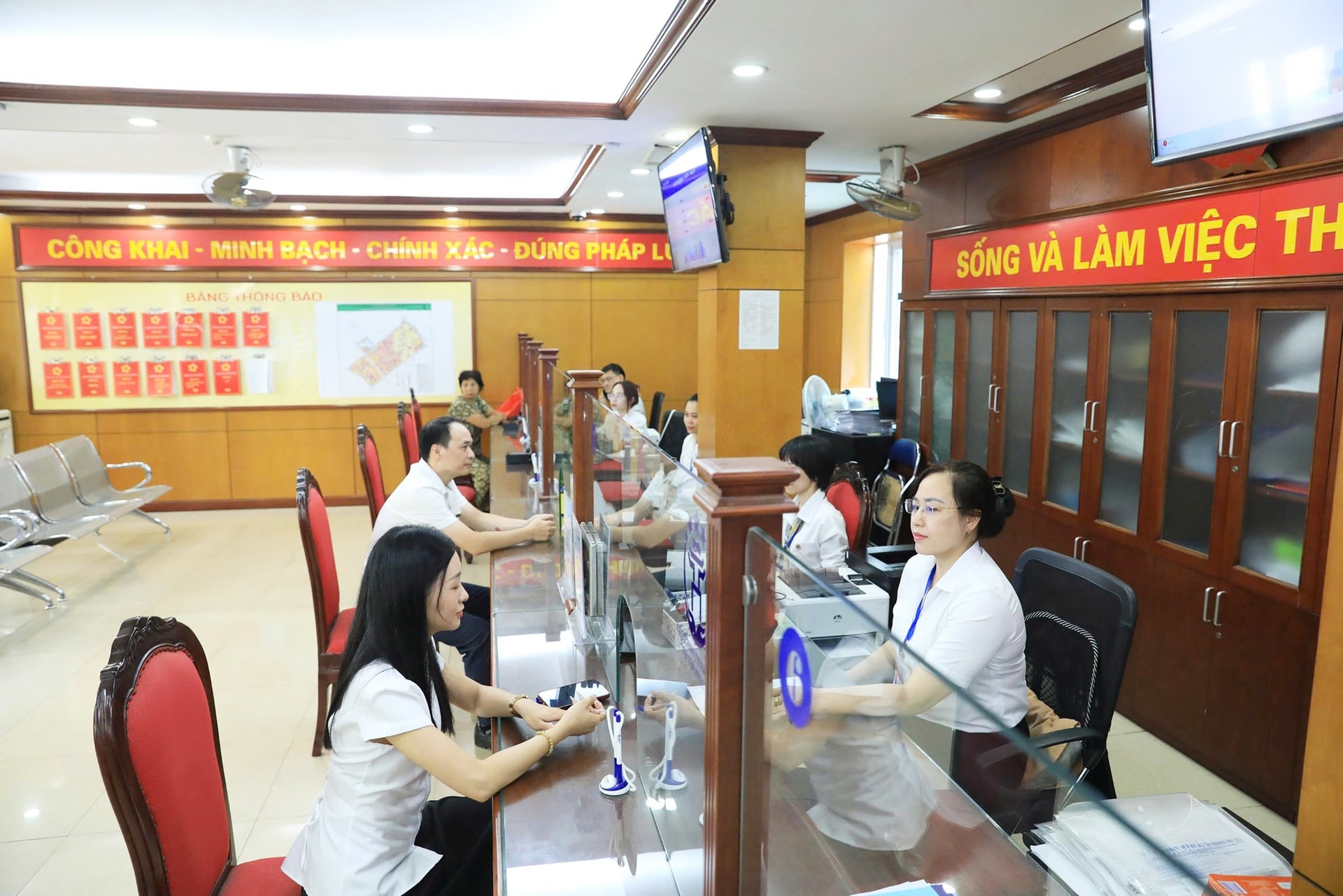 Giải quyết thủ tục hành chính cho người dân tại phường Thanh Xuân. Ảnh: Quang Thái