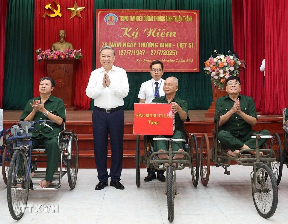 tong-bi-thu-tang-qua4.jpg